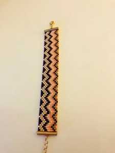 NOUSHAD HANDICRAFTS Pulsera de Cuentas Hecha a Mano, Diseño Zigzag Negro, Amarillo y Plateado, Cuentas de Piedra, Joyería Certificada IGI, Uttar Pradesh - Product Image 1