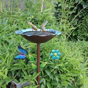 Baño para pájaros hecho a mano con flores y mariposas, estaca de jardín para exteriores con detalles metálicos y pedestal, comedero para pájaros para decoración de patio y césped. - Product Image 2