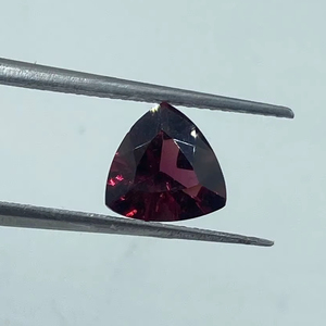Pierre de grenat rhodolite naturelle de qualité supérieure, pierre précieuse en vrac, taille triangulaire, 1,76 carats, pour la fabrication de bijoux - Product Image 1