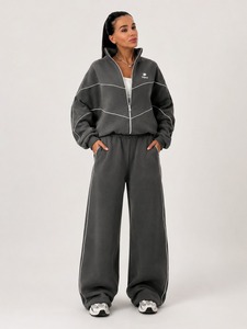 Survêtement pour femme en tissu léger et confortable, idéal pour le fitness, les entraînements, les sorties décontractées et l'usage quotidien. - Product Image 1