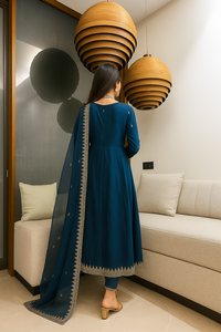 Nuevo y elegante conjunto de kurta, salwar y dupatta bordado para mujer, con un hermoso diseño para oficina y fiestas. - Product Image 5
