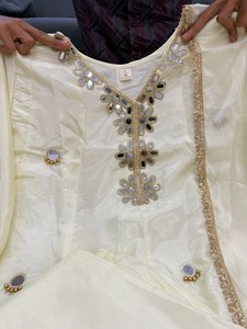 Salwar Kameez de créateur élégant et raffiné, entièrement orné de broderies miroir, style culturel gujarati, couleurs vives, spécial fêtes, en vente. - Product Image 6