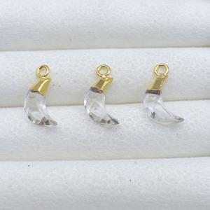 Delicado Colgante de Cuarzo Transparente en Forma de Luna Creciente |   Amuleto de Luna Chapado en Oro de 5x16mm, Elegante Regalo de Joyería - Product Image 4
