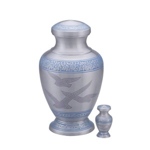 Urnes funéraires en laiton pour cendres humaines, taille adulte, finition étain, récipient métallique avec motif celtique gravé - Product Image 4