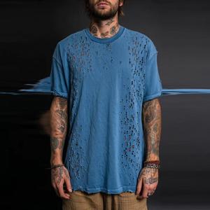 เสื้อยืดผู้ชายแบบใหม่ สไตล์ดิสเทรส 100% ผ้าฝ้าย คอกลม ใส่สบาย ระบายอากาศดี ทรงหลวม รับสกรีนโลโก้ OEM ตัวอักษร สไตล์ไฮสตรีท - Product Image 1