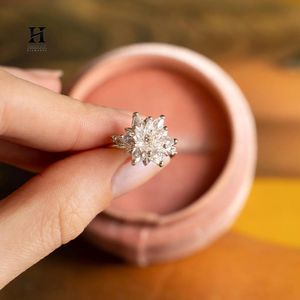 Anillo de Lujo con Diamante Cultivado en Laboratorio con Corte de Pera, Oro Blanco de 14K, Diseño de Flor de Loto en Racimo - Product Image 6