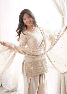 Ensemble de vêtements festifs pour femmes, tunique en soie romaine de luxe, pantalon Farshi, broderie Dori, bordure à sequins, écharpe, finitions cousues - Product Image 5