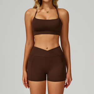 Ensemble de sport cinq pièces pour femme, uni et recyclable, pour la gym, le yoga et l'entraînement, comprenant un crop top, une brassière de sport et un short legging évasé taille mi-haute - Product Image 5