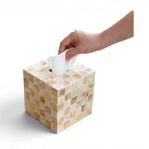 Caja de pañuelos de cerámica moderna, forma cuadrada, diseño de nácar, beige, blanco, decorativa - Product Image 1