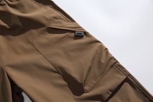 Estilo Grunge Desgastado: Bordes deshilachados y lavados descoloridos que combinan perfectamente con botas deportivas y camisetas de bandas. - Product Image 5