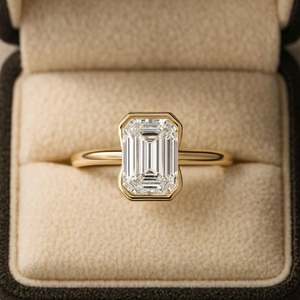 Anillo de compromiso de lujo de moissanita de 2 CT con corte esmeralda, moderno, con engaste de media montura, de plata, estilo vintage Art Deco, minimalista, solitario, tercero. - Product Image 1