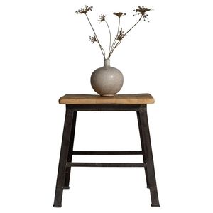 Table d'appoint en fer avec plateau en bois sophistiqué, idéale pour les intérieurs haut de gamme avec des matériaux élégants - Product Image 1