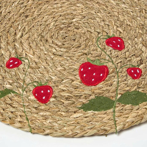 Charmant set de table rond en jonc de mer brodé à la main motif fraise, tapis de table rustique naturel tressé pour décoration de cuisine de ferme, cadeau - Product Image 3