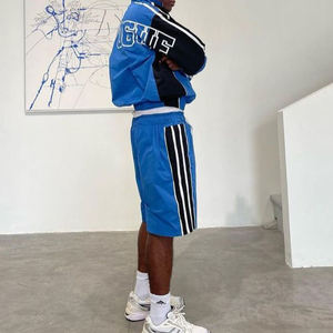 Ensemble de survêtement personnalisé en nylon avec coupe-vent, short et sweat à capuche en polyester - Product Image 4