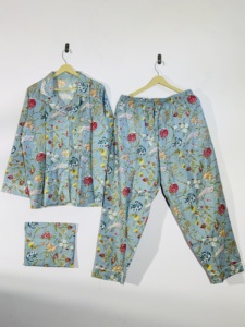 Ensemble de pyjama en coton bleu à fleurs |   Vêtements de nuit imprimés pour femmes |   Ensemble de salon confortable à boutons - Product Image 1