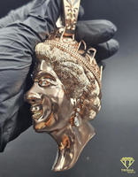 Colgante de Lujo con Diseño de Busto de Reina y Corona en Acabado Dorado de Alto Brillo, Joyería de Plata 925