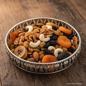 Plateau en métal avec impression émail de style Pichwai et motif floral, pot et porte-bougie assortis - Product Image 2