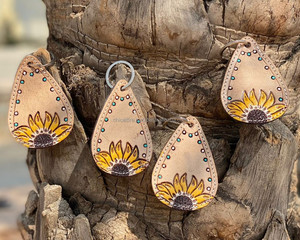 Porte-clés en cuir taillé sculpté à la main Porte-clés en cuir de forme exotique mignon Accessoires en cuir taillé Porte-clés mignons pour unisexe - Product Image 4