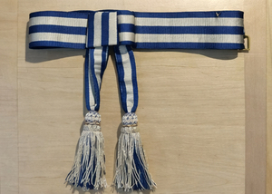 Ceinture de cérémonie avec pompons argentés et bleus – Écharpe décorative pour défilés et événements, prix abordable, OEM - Product Image 3