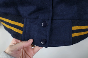 Veste universitaire pour homme Fire Athlete Industry, bleu marine, manches en cuir PU, logo brodé, col rabattu, style décontracté - Product Image 5