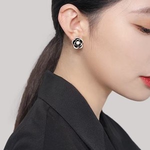 Boucles d'oreilles en argent S925 de style rétro haut de gamme coréen, nouvelles boucles d'oreilles tendance en perles de camélia, bijoux célèbres sur Internet - Product Image 4