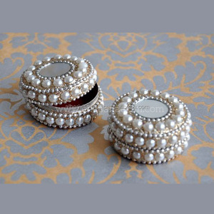 Boîte cadeau traditionnelle faite à la main en perles de lac avec embellissement en cristal rouge, boîte cadeau de mariage durable - Product Image 2