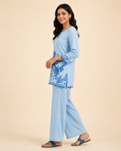 Ensemble Kurta et pantalon en coton brodé pour femme, motif floral bleu, tenue traditionnelle décontractée pour les fêtes - Product Image 2