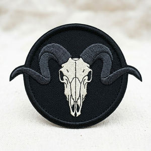 Patchs thermocollants et à coudre en denim noir, motif poignard traversant une tête de mort, broderie machine, pour vêtements, vente en gros - Product Image 2