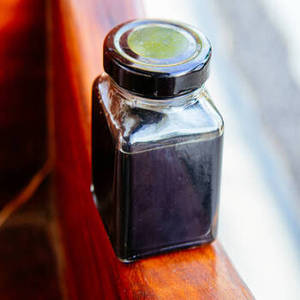 Poudre de résine de Shilajit indienne (qualité alimentaire) en conteneur en verre, emballage en vrac pour les grossistes desservant les magasins de détail en ligne - Product Image 2