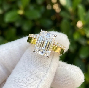 Anillo de Compromiso con Diamante Corte Esmeralda, Banda de Oro Amarillo con Piedras Laterales Pavé, Joyería Clásica para Mujer - Product Image 1