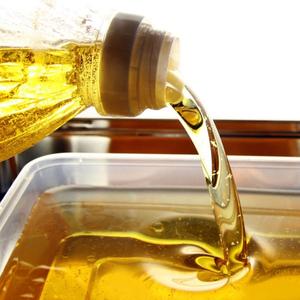 Huile raffinée issue d'huiles de cuisson usagées, collectées après la friture alimentaire, pour la conversion en biodiesel, conditionnée en vrac dans des fûts d'exportation - Product Image 3