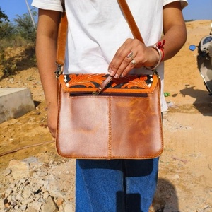 Petit sac à bandoulière en cuir de vachette naturel usiné à la main pour femmes Sac à bandoulière réglable et détachable en cuir avec crunch cireux - Product Image 3