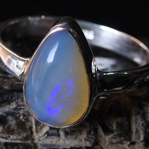 Anillo de Boda con Ópalo Sólido Australiano en Engaste de Bisel - Plata - Piedra de Nacimiento de Octubre - Talla 6.5 US - Joyería Clásica Hecha a Mano - Regalo - Fiesta - Multi - Product Image 1