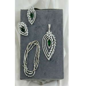 Collar con colgante de aspecto de plata real con piedras de circonita cúbica de primera calidad y juego de aretes para fiestas, colección para mujer. - Product Image 2