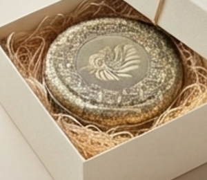 Boîte à épices ronde élégante en argent fini avec couvercle décoré d'un paon, récipient à épices traditionnel pour cuisine et salle à manger modernes - Product Image 6