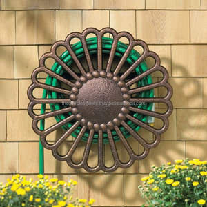 Support mural pour tuyau en fer artisanal pour les murs extérieurs décoratifs, alliant beauté et utilité - Product Image 1