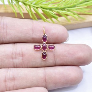 Colgante de cruz de granate rojo chapado en oro, dije ovalado de piedra preciosa, delicada joyería religiosa, collar minimalista hecho a mano para mujer - Product Image 3