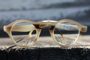 Gafas de cuerno de búfalo ajustables hechas a mano, estilo artesanal natural, modernas, ecológicas, coleccionables, HASAN CRAFT, Uttar Pradesh - Product Image 2