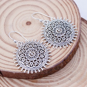 Pendientes Redondos de Plata de Ley 925 con Filigrana Geométrica, Joyería Fina, Memoria Jewels, Venta al Por Mayor - Product Image 4