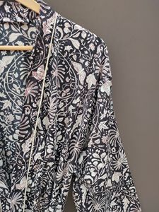 Bata de dormir para mujer con estampado floral coral, manga tres cuartos, largo completo, tejido suave y cierre con cordón - Product Image 2