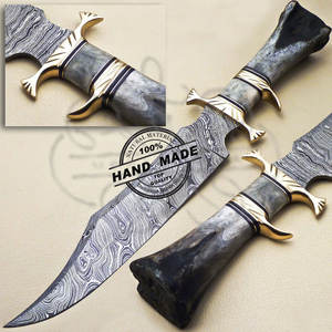 Couteau de survie Bowie en acier Damas pour la chasse, le camping et la randonnée, durable et multi-usages, avec manche en os de chameau - Product Image 1