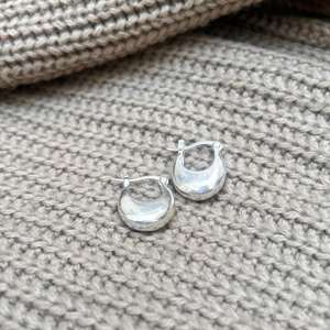 Pendientes de Aro Minimalistas de Latón Plateado con Forma de Cúpula, Regalo para Mujer, Certificados - Product Image 3