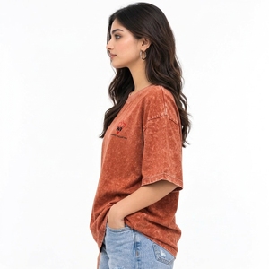 เสื้อยืดโอเวอร์ไซส์ลายฟอกสีสไตล์แฟชั่นทันสมัยสำหรับผู้หญิง เหมาะสำหรับลุคสบายๆ ในเมือง เสื้อยืดโอเวอร์ไซส์ลายฟอกสีสำหรับผู้หญิง - Product Image 3