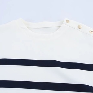 Camiseta de Mujer de Manga Corta con Estampado de Rayas en Blanco y Negro, Cuello Redondo, Estilo Casual, Camisetas de Mujer de Alta Calidad - Product Image 5