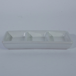 Plat à sauce rectangulaire blanc brillant en grès triple couche, design Japandi, trois compartiments, compatible lave-vaisselle, pour restaurants de sushis - Product Image 3