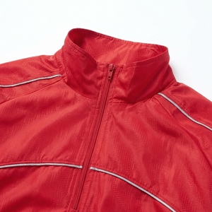 เสื้อแจ็คเก็ตแบบสวมหัวสีแดงแต่งแถบสะท้อนแสง ซิปครึ่งตัว เสื้อกีฬาน้ำหนักเบาพร้อมแถบตัดสี |   ยูนิเซ็กซ์ รับผลิตแบบ OEM/ODM แบรนด์ส่วนตัว - Product Image 3