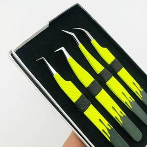 Pince à cils en acier inoxydable bicolore jaune et noir, à pointe incurvée, pour une application précise et un volume optimal lors de l'extension des cils. - Product Image 4