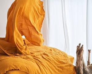 Juego de Funda Nórdica de Lino Lavado a la Piedra en Amarillo Mostaza con Cierre de Botones de Coco, Juego de Cama de Tres Piezas con Dos Fundas de Almohada - Product Image 2