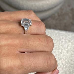 Anillo de Compromiso de Tres Piedras con Diamante Cultivado en Laboratorio de Corte Esmeralda de 5 Quilates, Piedra Trapezoidal, Oro Blanco de 14k, Lujoso Anillo de Diamantes Trilogía - Product Image 3