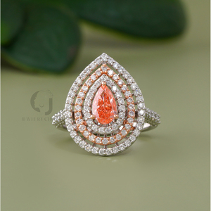 Bague de fiançailles en or massif 14 carats avec diamant rose vif taille poire de 0,68 carat cultivé en laboratoire et triple halo, certifiée IGI - Product Image 1